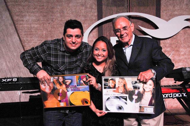 Michele Nascimento e Bruna Karla recebem premiações no Culto da 93FM